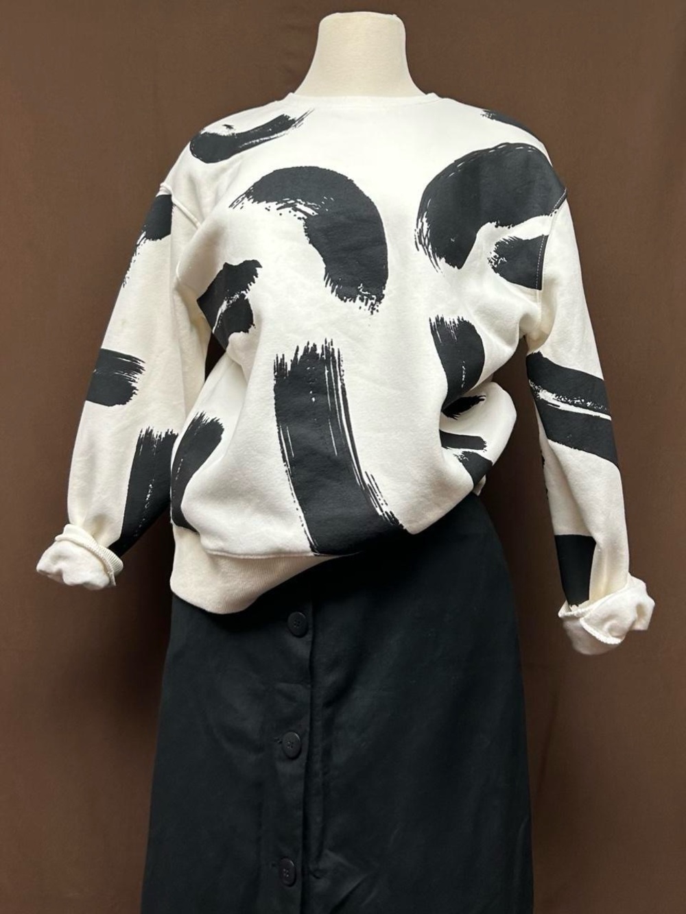 Crewneck sweatshirt with brush stroke graphic